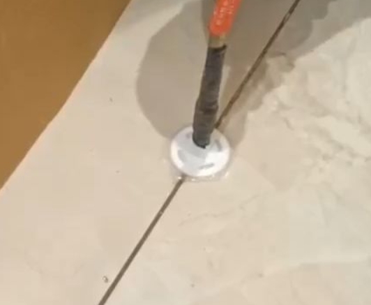 海港瓷砖空鼓维修公司专业解答瓷砖在铺贴过程中，如果没有涂抹均匀到位的粘结材料（如水泥砂浆或瓷砖胶），可能会导致以下问题