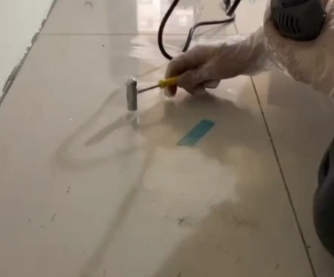 海港瓷砖开裂维修公司专业分享瓷砖在铺贴前如果没有沥干水分，将会导致以下问题